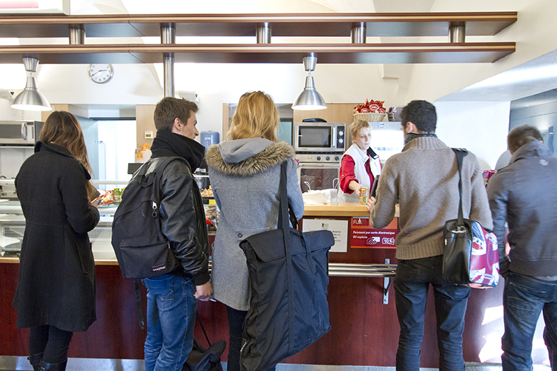 étudiants en train de faire la queue au CROUS