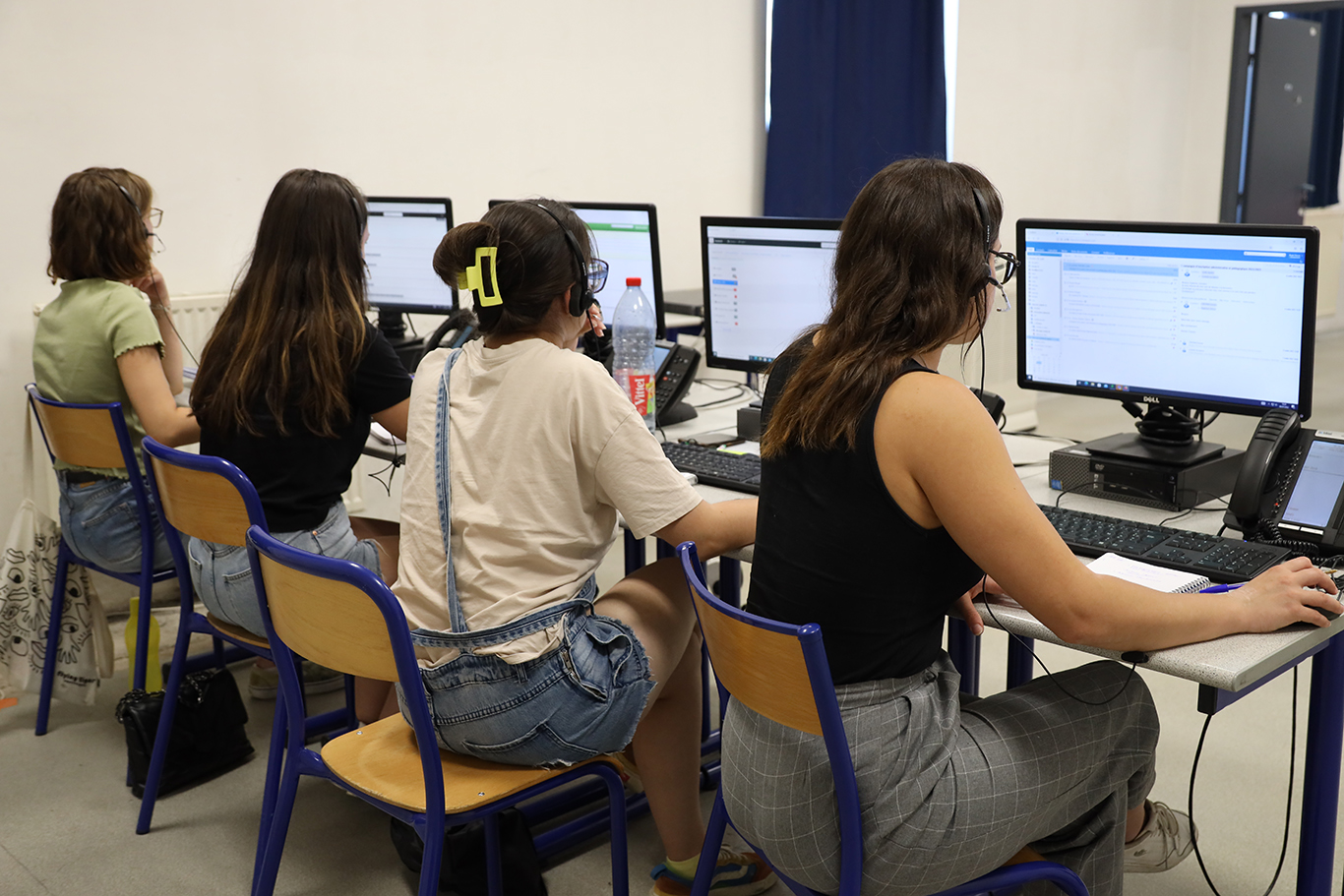 étudiants utilisant des postes informatiques